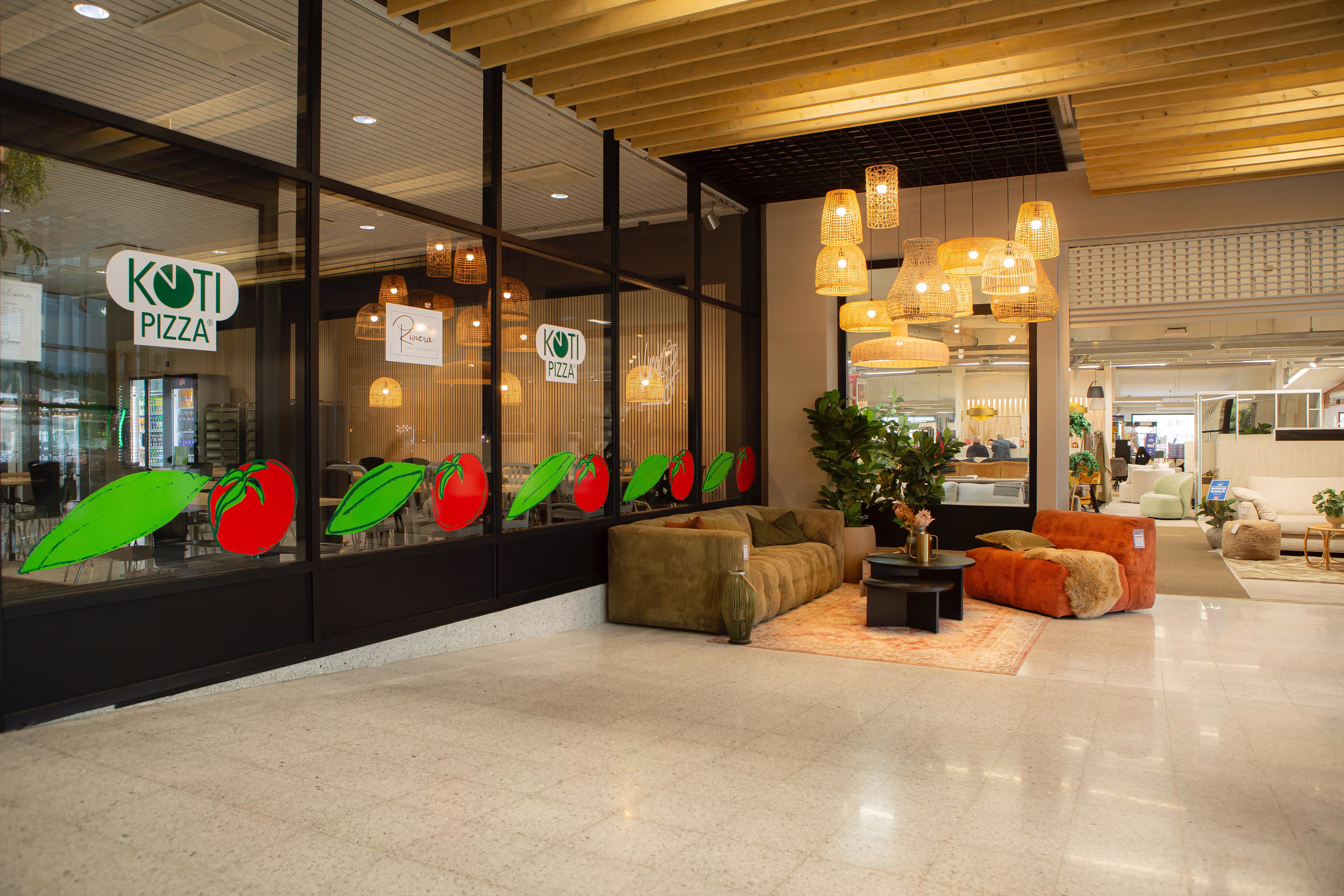 Avara, luonnonvalossa kylpevä Maskun Kauppakeskuksen sisätila: leveä käytävä, liikkeiden näyteikkunat, istuinalueita ja vihersomisteita; rauhallinen istuinalue ja selkeä opastus helpottavat asiointia.